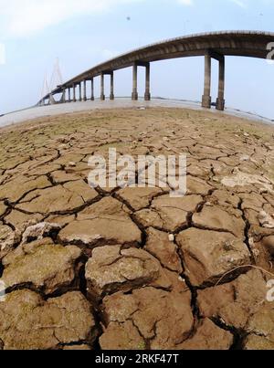 Bildnummer : 55338863 Datum : 11.05.2011 Copyright : imago/Xinhua (110511) -- YUEYANG, 11 mai 2011 (Xinhua) -- photo prise le 11 mai 2011, montre le lit plein de fissures dues à une grave sécheresse sous un pont dans le lac Dongting dans la ville de Yueyang, province du Hunan en Chine centrale. Une grave sécheresse a continué de sévir dans le Hunan, perturbant l'approvisionnement en eau potable de plus de 320 000 000 et asséchant 4,5 millions de mu (3 000 kilomètres carrés) de terres agricoles, selon les statistiques des autorités locales. (Xinhua/long Hongtao) (llp) CHINA-HUNAN-DRY (CN) PUBLICATIONxNOTxINxCHN Wirtschaft Dürre Trockenh Banque D'Images