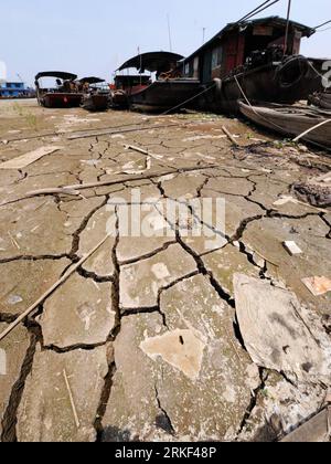 Bildnummer : 55338857 Datum : 11.05.2011 Copyright : imago/Xinhua (110511) -- YUEYANG, 11 mai 2011 (Xinhua) -- bateaux de pêche au sol sur le lit du lac plein de fissures dues à une grave sécheresse dans le lac Dongting dans la ville de Yueyang, province du Hunan de Chine centrale, 11 mai 2011. Une grave sécheresse a continué de sévir dans le Hunan, perturbant l'approvisionnement en eau potable de plus de 320 000 000 et asséchant 4,5 millions de mu (3 000 kilomètres carrés) de terres agricoles, selon les statistiques des autorités locales. (Xinhua/long Hongtao) (llp) CHINA-HUNAN-DRY (CN) PUBLICATIONxNOTxINxCHN Wirtschaft Dürre Trockenheit pre Banque D'Images