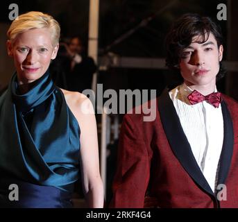 Bildnummer : 55342665 Datum : 12.05.2011 Copyright : imago/Xinhua (110513) -- CANNES, 13 mai 2011 (Xinhua) -- l’actrice britannique Tilda Swinton (à gauche) et l’acteur britannique Ezra Miller posent sur le tapis rouge avant la projection de We Need to Talk About Kevin présenté en compétition au 64e Festival de Cannes le 12 mai 2011 à Cannes. (Xinhua/Gao Jing) (yc) FRANCE-CANNES-FILM-FESTIVAL-NOUS DEVONS PARLER DE KEVIN PUBLICATIONxNOTxINxCHN Kultur Entertainment People film 64. Internationale Filmfestspiele Cannes Filmpremiere Premiere kbdig xub 2011 quadrat premiumd Bildnummer 55342665 Date 12 05 2 Banque D'Images