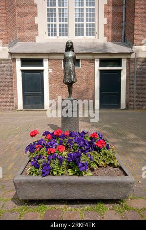 Statue d'Anne Frank (réalisée en 1977 par le sculpteur néerlandais mari Andriessen, 1897-1979), Amsterdam, pays-Bas Banque D'Images