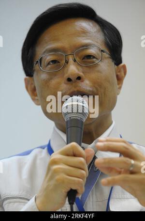 Bildnummer : 55344473 Datum : 13.05.2011 Copyright : imago/Xinhua (110513) -- TOKYO, 13 mai 2011 (Xinhua) -- Hidehiko Nishiyama, porte-parole de l'Agence de sûreté nucléaire et industrielle du gouvernement, prend la parole lors d'une conférence de presse au siège de Tokyo Electric Power Co. (Tepco) à Tokyo, capitale du Japon, le 13 mai 2011. Tepco a déclaré vendredi qu’elle commencerait à construire un bouclier en juin pour couvrir le bâtiment du réacteur n°1 de la centrale nucléaire de Fukushima. (Xinhua/Kenichiro Seki) (zf) JAPON-FUKUSHIMA-CENTRALE NUCLÉAIRE-COUVERTURE PUBLICATIONxNOTxINxCHN People Gesellschaft Japan Energie atomique Banque D'Images
