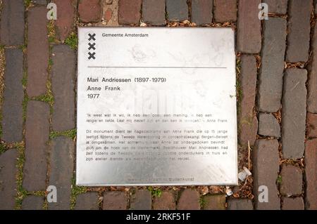 Plaque métallique au sol à côté de la statue d'Anne Frank (réalisée en 1977 par le sculpteur néerlandais mari Andriessen, 1897-1979), Amsterdam, pays-Bas Banque D'Images