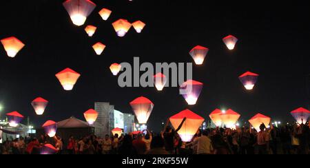 Bildnummer : 55346027 Datum : 13.05.2011 Copyright : imago/Xinhua (110513) -- ASUNCION, 13 mai 2011 (Xinhua) -- libération locale de 200 ballons pour marquer la 200e année de l'indépendance du Paraguay à Asuncion, capitale du Paraguay, le 13 mai 2011. Le Paraguay a déclaré son indépendance le 14 mai 1811. (Xinhua/Antonia Castillo) (zf) PARAGUAY-200E ANNÉE DE L'INDÉPENDANCE PUBLICATIONxNOTxINxCHN Politik Feiertag Jubiläum Unabhängigkeit kbdig xkg 2011 quer Aufmacher premiumd o0 200 ballons abends Restlicht totale Bildnummer 55346027 Date 13 05 2011 Copyright Imago XINHUA Asuncion Mai 13 2011 XINHUA local Release 2 Banque D'Images