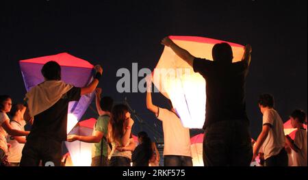 Bildnummer : 55346028 Datum : 13.05.2011 Copyright : imago/Xinhua (110513) -- ASUNCION, 13 mai 2011 (Xinhua) -- libération locale de 200 ballons pour marquer la 200e année de l'indépendance du Paraguay à Asuncion, capitale du Paraguay, le 13 mai 2011. Le Paraguay a déclaré son indépendance le 14 mai 1811. (Xinhua/Antonia Castillo) (zf) PARAGUAY-200E ANNÉE DE L'INDÉPENDANCE PUBLICATIONxNOTxINxCHN Politik Feiertag Jubiläum Unabhängigkeit kbdig xkg 2011 quer Aufmacher premiumd o0 200 ballons abends Restlicht totale Bildnummer 55346028 Date 13 05 2011 Copyright Imago XINHUA Asuncion Mai 13 2011 XINHUA local Release 2 Banque D'Images