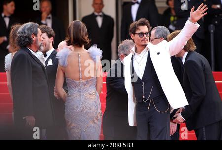 Bildnummer : 55348078 Datum : 14.05.2011 Copyright : imago/Xinhua (110514) -- CANNES, 14 mai 2011 (Xinhua) -- l'acteur américain Johnny Depp (R) fait signe aux fans avant la première du film Pirates des Caraïbes : On Stranger Tides au 64e Festival de Cannes, à Cannes, France, le 14 mai 2011. (Xinhua/Gao Jing) (zw) FRANCE-CANNES-FILM-FESTIVAL-PIRATES DES CARAÏBES 4 PUBLICATIONxNOTxINxCHN Kultur Entertainment People film 64. Internationale Filmfestspiele Cannes Filmpremiere kbdig xkg 2011 quer o0 Fluch der Karibik 4 - Fremde Gezeiten Bildnummer 55348078 Date 14 05 2011 Copyright I Banque D'Images