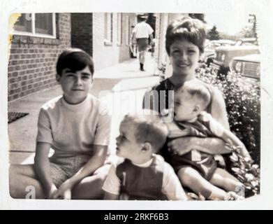 East Orange, New Jersey, États-Unis, Portrait de groupe familial américain, avec enfants, soeur, Frères, à l'extérieur, archives des années 1960 (banlieue) (Tom CRAIG), vieilles photos de famille femme vintage été des années 1960 Banque D'Images