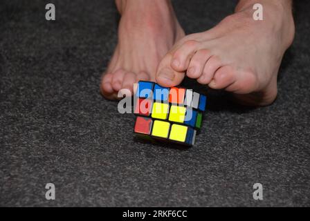 Bildnummer : 55351242 Datum : 14.05.2011 Copyright : imago/Xinhua KIEV, 15 mai 2011 (Xinhua) -- un passionné de Rubik s Cube montre comment jouer le cube avec ses pieds lors de la compétition Rubik s Cube à Kiev, capitale de l'Ukraine, 14 mai 2011. Rubik s cube a été inventé par Erno Rubik, un Hongrois obsédé par la géométrie tridimensionnelle, conduisant à un engouement mondial dans les années 1980 (Xinhua/Valeriia Lashkul) (zf) UKRAINE-KIEV-RUBIK S CUBE-COMPETITION PUBLICATIONxNOTxINxCHN Gesellschaft Zauberwürfel Wettbewerb kbdig xsp 2011 quer o0 kurios Fuß Körperteile Bildnummer 55351242 Date 14 05 2011 Co Banque D'Images