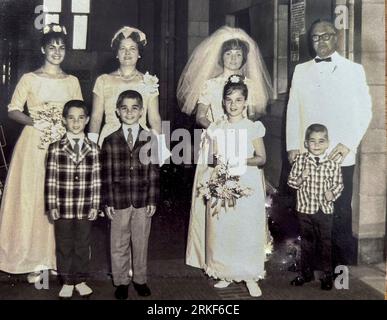 East Orange, New Jersey, États-Unis, American Family Grand Groupe Portrait, mariage, parents, fils, filles en vêtements formels posant dans l'église Archives des années 1960, vieilles photos de famille Banque D'Images