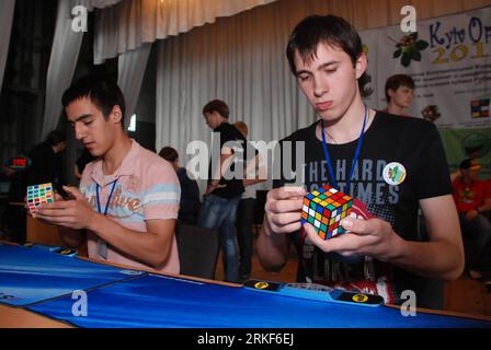 Bildnummer : 55351241 Datum : 14.05.2011 Copyright : imago/Xinhua KIEV, 15 mai 2011 (Xinhua) -- participer au concours Rubik s Cube à Kiev, capitale de l'Ukraine, le 14 mai 2011. Rubik s cube a été inventé par Erno Rubik, un Hongrois obsédé par la géométrie tridimensionnelle, conduisant à un engouement mondial dans les années 1980 (Xinhua/Valeriia Lashkul) (zf) UKRAINE-KIEV-RUBIK S CUBE-COMPETITION PUBLICATIONxNOTxINxCHN Gesellschaft Zauberwürfel Wettbewerb kbdig xsp 2011 quer o0 Teilnehmer Bildnummer 55351241 Date 14 05 2011 Copyright Imago XINHUA Kiev Mai 15 2011 XINHUA participer à la Rubik S Cube Co Banque D'Images