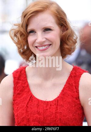 Bildnummer : 55352537 Datum : 16.05.2011 Copyright : imago/Xinhua (110516) -- CANNES, 16 mai 2011 (Xinhua) -- Jessica Chastain pose lors d'un photocall pour le film l'arbre de vie en compétition au 64e Festival de Cannes, France, le 16 mai 2011. (Xinhua/Gao Jing) (ybg) FRANCE-CANNES-FILM-FESTIVAL-L'ARBRE DE VIE PUBLICATIONxNOTxINxCHN Kultur Entertainment People film 64. Internationale Filmfestspiele Cannes Photocall Porträt kbdig xsp xo0x 2011 hoch Bildnummer 55352537 Date 16 05 2011 Copyright Imago XINHUA Cannes Mai 16 2011 membre de la distribution de XINHUA Jessica Chasta Banque D'Images