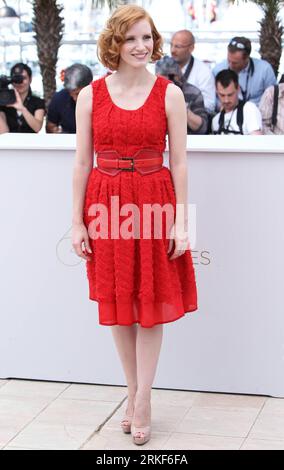 Bildnummer : 55352533 Datum : 16.05.2011 Copyright : imago/Xinhua (110516) -- CANNES, 16 mai 2011 (Xinhua) -- Jessica Chastain pose lors d'un photocall pour le film l'arbre de vie en compétition au 64e Festival de Cannes, France, le 16 mai 2011. (Xinhua/Gao Jing) (ybg) FRANCE-CANNES-FILM-FESTIVAL-L'ARBRE DE VIE PUBLICATIONxNOTxINxCHN Kultur Entertainment People film 64. Internationale Filmfestspiele Cannes Photocall kbdig xsp xo0x 2011 hoch Bildnummer 55352533 Date 16 05 2011 Copyright Imago XINHUA Cannes Mai 16 2011 XINHUA membre de la distribution Jessica Chastain pose Banque D'Images