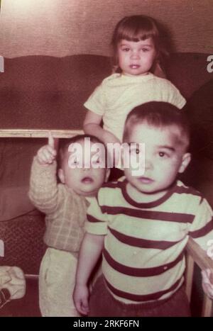 East Orange, New Jersey, USA, American Family Small Group Young Children at Home, Portrait, at home Archives 1950s Suburbs (Tom CRAIG) photos de famille anciennes Banque D'Images