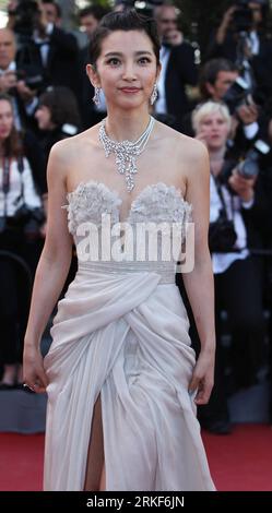 Bildnummer : 55353268 Datum : 16.05.2011 Copyright : imago/Xinhua CANNES, 16 mai 2011 (Xinhua) -- l'actrice chinoise Li Bingbing arrive pour la première du film l'arbre de vie en compétition au 64e Festival de Cannes, France, le 16 mai 2011. (Xinhua/Gao Jing) (zw) FRANCE-CANNES-FILM-FESTIVAL-L'ARBRE DE VIE-PREMIERE PUBLICATIONxNOTxINxCHN Kultur Entertainment People film 64. Internationale Filmfestspiele Cannes Filmpremiere première kbdig xsp 2011 hoch Bildnummer 55353268 Date 16 05 2011 Copyright Imago XINHUA Cannes Mai 16 2011 l'actrice chinoise XINHUA quitte Bing Bing arri Banque D'Images