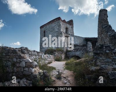 Tour médiévale en pierre et ruines de la cour du château de Cachtice, une forteresse historique perchée en Slovaquie. Banque D'Images
