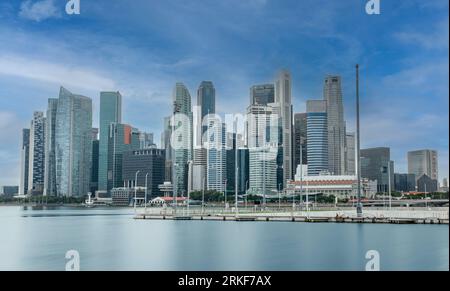 Horizon du quartier financier du centre-ville de Singapour avec nuages mobiles. Banque D'Images