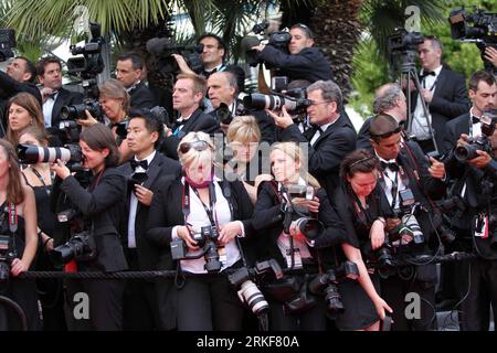 Bildnummer : 55361555 Datum : 12.05.2011 Copyright : imago/Xinhua (110518) -- CANNES, 18 mai 2011 (Xinhua) -- les photographes prennent des photos sur le tapis rouge lors du 64e Festival de Cannes à Cannes, France, le 12 mai 2011. Non seulement les stars du cinéma, mais aussi les photographes en costume noir sont une scène accrocheuse sur le tapis rouge du Festival de Cannes. (Xinhua/Gao Jing) (wjd) FRANCE-CANNES FILM FESTIVAL- PHOTOGRAPHES PUBLICATIONxNOTxINxCHN Kultur Entertainment People film 64. Internationale Filmfestspiele Cannes Arbeitswelten Fotografen kbdig xmk 2011 quer o0 presse, Medien, Banque D'Images