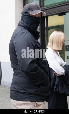 Thomas Phillips, officier de la police métropolitaine, arrive à Westminster Magistrates' court, à Londres, pour être condamné après avoir admis cinq chefs d'accusation d'envoi de messages grossièrement offensants en utilisant un réseau de communication public, bien qu'il les ait initialement niés. Les messages WhatsApp ont été envoyés entre le 8 avril et le 8 mai 2021. Date de la photo : Vendredi 25 août 2023. Banque D'Images