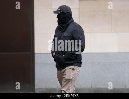 Thomas Phillips, officier de la police métropolitaine, arrive à Westminster Magistrates' court, à Londres, pour être condamné après avoir admis cinq chefs d'accusation d'envoi de messages grossièrement offensants en utilisant un réseau de communication public, bien qu'il les ait initialement niés. Les messages WhatsApp ont été envoyés entre le 8 avril et le 8 mai 2021. Date de la photo : Vendredi 25 août 2023. Banque D'Images