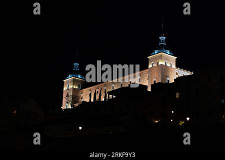 La fortification Alcazar de Toledo à Tolède, Espagne la nuit. Banque D'Images