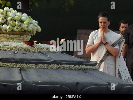 Bildnummer : 55384857 Datum : 21.05.2011 Copyright : imago/Xinhua (110521) -- NEW DELHI, 21 MAI 2010 (Xinhua) -- la présidente du Congrès indien Sonia Gandhi rend hommage à son défunt mari Rajiv Gandhi lors d'une cérémonie commémorative à l'occasion de son 20e anniversaire de mort à New Delhi le 21 mai 2011. Rajiv Gandhi a été assasiné lors de la campagne électorale par les Tigres de libération de l'Eelam tamoul (LTTE) à Sriperumpudur, dans l'État du Tamil Nadu, dans le sud du pays, le 21 mai 1991. (Xinhua/Partha Sarkar) INDIA-RAJIV GANDHI-ASSASSINATION-ANNIVERSARY PUBLICATIONxNOTxINxCHN People Politik kbdig xsp 2011 quer o0 Gedenken, Witwe Banque D'Images