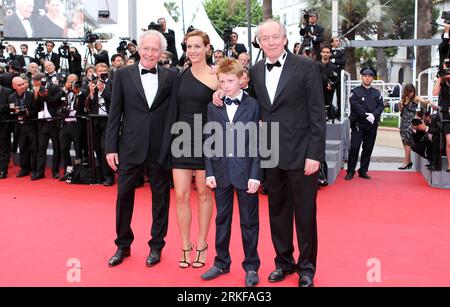 Bildnummer : 55388128 Datum : 22.05.2011 Copyright : imago/Xinhua (110523) -- CANNES, 23 mai 2011 (Xinhua) -- (de gauche à droite) Jean-Pierre Dardenne, Cécile de France, Thomas Doret et Luc Dardenne arrivent sur le tapis rouge avant la projection du film les bien-aimes lors du 64e Festival International du film de Cannes à Cannes, France, le 22 mai 2011. (Xinhua/Gao Jing) (djj) FRANCE-CANNES-FILM FESTIVAL-CLÔTURE PUBLICATIONxNOTxINxCHN Kultur Entertainment People film 64. Internationale Filmfestspiele Cannes Filmpremiere kbdig xkg 2011 quer Bildnummer 55388128 Date 22 05 2011 Copyright Banque D'Images