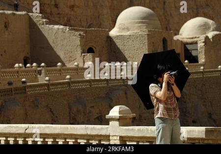 Bildnummer : 55388410 Datum : 22.05.2011 Copyright : imago/Xinhua (110522) -- TURPAN, 22 mai 2011 (Xinhua) -- Un touriste prend des photos du paysage dans les grottes des mille Bouddha de Bezeklik à Turpan dans le nord-ouest de la Chine, région autonome ouïgoure du Xinjiang, 22 mai 2011. Les trains d'excursion sont arrivés dans la région de Turpan du Xinjiang trois ou quatre mois plus tôt que les années précédentes, amenant les touristes aux nombreux endroits pittoresques qui s'y trouvaient. (Xinhua/Jiang Wenyao) (llp) CHINA-XINJIANG-TURPAN-TOURISM-EXCURSION TRAIN (CN) PUBLICATIONxNOTxINxCHN Reisen kbdig xkg 2011 quer o0 Tourismus fotografieren Bildnummer 5538841 Banque D'Images