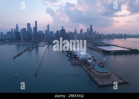 Une vue aérienne de la magnifique Skyline de Chicago lors d'un magnifique coucher de soleil. Banque D'Images