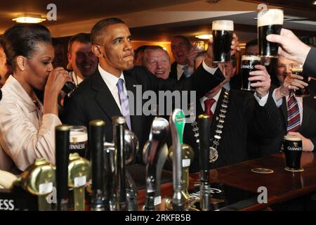 BILDNUMMER : 55392382 DATUM : 23.05.2011 COPYRIGHT : IMAGO/XINHUA VISITE OFFICIELLE EN IRLANDE DU PRÉSIDENT DES ÉTATS-UNIS BARAK OBAMA ET DE LA PREMIÈRE DAME MICHELLE OBAMA.PHOTO MONTRE LE PRÉSIDENT AMÉRICAIN BARAK OBAMA DANS HAYES BAR DANS SA MAISON ANCESTRALE DE MONEYGALL, CO. OFFALY, IRLANDE OÙ IL A APPRÉCIÉ UNE PINTE DE GUINNESS.PIC. MAXWELLS DUBLIN NO REPRO FEE IRELAND-MONEYGALL-U.S.-OBAMA-VISIT PUBLICATIONxNOTxINxCHN People Politik premiumd kbdig xkg 2011 quer Aufmacher o0 Ehefrau Frau Familie Bier Alkohol Stout Guinness Schwarzbier Bildnummer 55392382 Date 23 05 2011 Copyright Imago XINHUA visite officielle Banque D'Images