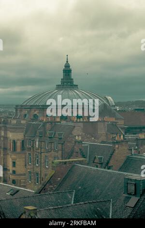 Une verticale du toit du McEwan Hall de l'Université d'Édimbourg par temps nuageux Banque D'Images