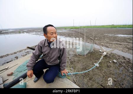 Bildnummer : 55394408 Datum : 24.05.2011 Copyright : imago/Xinhua (110524) -- HONGHU, 24 mai 2011 (Xinhua) -- le pêcheur Shu Zhenjia est assis dans son bateau de pêche dans le lac Honghu partiellement asséché dans la ville de Honghu, dans la province du Hubei de Chine centrale, le 24 mai 2011. En proie à une grave sécheresse qui se répand dans les régions méridionales de la Chine, le lac Honghu a diminué d'un tiers de sa surface d'eau et est tombé à moins de 40 centimètres dans son endroit le plus profond. (Xinhua/Hao Tongqian) (zn) CHINA-HUBEI-HONGHU LAKE-SÈCHERESSE (CN) PUBLICATIONxNOTxINxCHN Gesellschaft CHN Dürre kbdig xng 2011 quer premiumd Banque D'Images