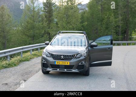 Peugeot 3008 sur la route suisse Banque D'Images