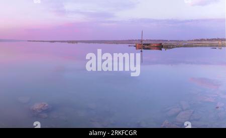 Vue panoramique sur le lac salé au coucher du soleil Banque D'Images