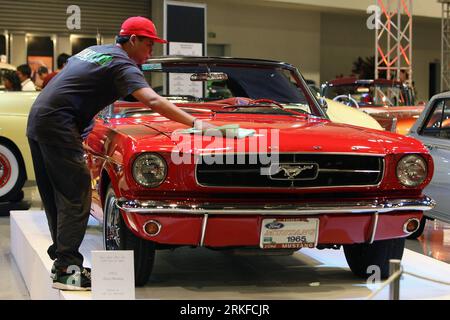 Bildnummer : 55399543 Datum : 26.05.2011 Copyright : imago/Xinhua (110526) -- MANILLE, 26 mai 2011 (Xinhua) -- Un ouvrier cire une Ford Mustang vintage 1965 lors du Grand 3-Ring Motoring Event à Pasay City, aux Philippines, le 26 mai 2011. Il s’agit de la 20e édition du salon automobile dans le pays. (Xinhua/Rouelle Umali)(jy) MANILA-PHILIPPINES-MOTORING EVENT PUBLICATIONxNOTxINxCHN Wirtschaft Autoindustrie AUTO AUTOMESSE Messe kbdig xkg 2011 quer o0 Oldtimer Objekte Bildnummer 55399543 Date 26 05 2011 Copyright Imago XINHUA Manila 26 2011 mai XINHUA un ouvrier cire une Ford Mustang Vintage 1965 Banque D'Images