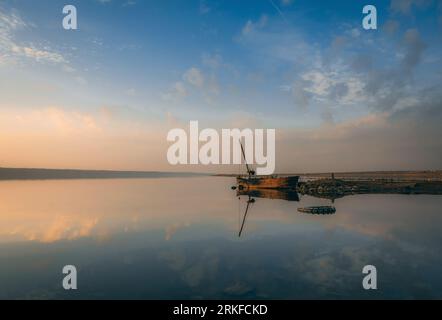 Vue panoramique sur le lac salé au coucher du soleil Banque D'Images