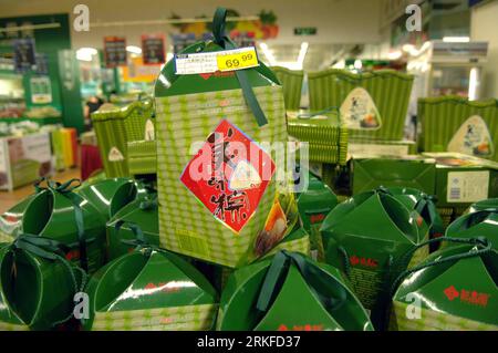 Bildnummer : 55402091 Datum : 25.05.2011 Copyright : imago/Xinhua (110526) -- PÉKIN, 26 mai 2011 (Xinhua) -- photo prise le 25 mai 2011 montre zongzi, le snack typique du festival des bateaux-dragons d'une boulette en forme de pyramide faite de riz gluant enveloppé dans des feuilles de bambou ou de roseau, dans un supermarché de Pékin, capitale de la Chine, le 26 mai 2011. Alors que le festival du bateau dragon approchait, zongzi est apparu sur le marché et le prix était en hausse de 20 pour cent par rapport à l'année dernière en raison de la hausse des coûts de production. (Xinhua/Zhao Wanwei) (yrz) CHINE-PÉKIN-LE FESTIVAL DU BATEAU DRAGON-ZONGZI (CN) PUBLICATIONxNOTxINxCHN Gesellscha Banque D'Images