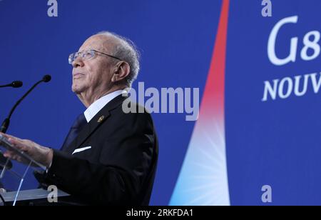 Bildnummer : 55402810 Datum : 27.05.2011 Copyright : imago/Xinhua DEAUVILLE , 27 mai 2011 (Xinhua) -- le Premier ministre par intérim de la Tunisie, Beji Caïd Essebsi, assiste à une conférence de presse lors du sommet du G8 à Deauville, France, le 27 mai 2011. Les dirigeants du G-8 ont discuté des questions relatives au Moyen-Orient et à l ' Afrique du Nord, la situation politique dans ces régions étant devenue progressivement instable depuis la fin de l ' année dernière. (Xinhua/Gao Jing) (jy) DEAUVILLE-FRANCE-TUNISIE-CONFERENCE PUBLICATIONxNOTxINxCHN People Politik G8 G 8 Paris kbdig xdp premiumd 2011 quer o0 Übergang Übergangsregierung Bildnummer 554028 Banque D'Images