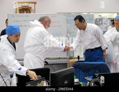 Bildnummer : 55402859 Datum : 27.05.2011 Copyright : imago/Xinhua FUKUSHIMA, 27 mai 2011 (Xinhua) -- Mike Weightman (2e L), Inspecteur en chef des installations nucléaires de Grande-Bretagne et chef d'un groupe d'experts internationaux en atomisation, est accueilli par Masao Yoshida, chef de la centrale nucléaire de Fukushima Daiichi de Tokyo Electric Power Co. (Tepco), dans la préfecture de Fukushima, dans cette photo prise et publiée par Tepco le 27 mai 2011. (Xinhua) (lhh) JAPON- FUKUSHIMA-IAEA PUBLICATIONxNOTxINxCHN Wirtschaft China kbdig xdp 2011 quer o0 internationale atomenergie-Organisation IAEO Banque D'Images