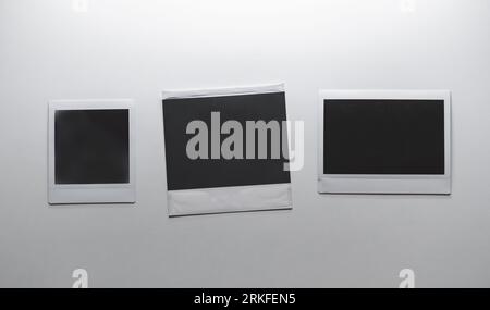 Ensemble de cadres photo.Cadre photo vide vintage sur mur blanc.Images sur le mur, album mémoire rétro.Ancienne carte blanche vierge carrée pour la photographie Banque D'Images