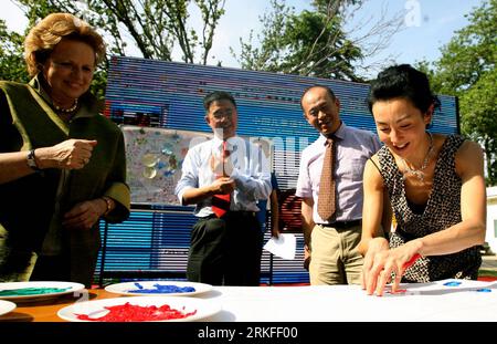 Bildnummer : 55411444 Datum : 30.05.2011 Copyright : imago/Xinhua (110530) -- BEIJING , 30 mai 2011 (Xinhua) -- Maggie Cheung (à droite) dessine des photos lors de la cérémonie de lancement de la 2e semaine de la protection de l'enfance organisée dans l'enceinte du bureau de l'UNICEF en Chine, à Beijing, capitale de la Chine, le 30 mai 2011. En tant qu ambassadrice du Fonds des Nations Unies pour l enfance (UNICEF) en Chine, l actrice Maggie Cheung, basée à Hong Kong, a participé lundi à la cérémonie de lancement de la 2e semaine de la protection de l enfance. Cette activité de 6 jours, organisée conjointement par UNICEF Chine, le Ministère des Affaires civiles de Chine et l’Université normale de Beijing, est Banque D'Images