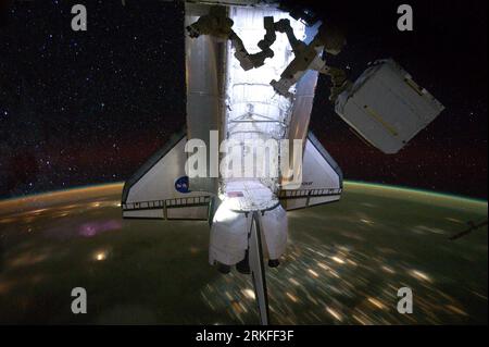 Bildnummer : 55412080 Datum : 28.05.2011 Copyright : imago/Xinhua (110531) -- WASHINGTON, 31 mai 2011 (Xinhua) -- sur cette photo publiée par la NASA, rétrogradée par une vue nocturne de la Terre et du ciel étoilé, la navette spatiale Endeavour est photographiée à quai à la Station spatiale internationale le 28 mai 2011. Après près de 12 jours ensemble en orbite, la navette spatiale américaine Endeavour s’est détachée de la Station spatiale internationale dimanche soir, a annoncé lundi la NASA. (Xinhua/NASA) (ybg) SPACE CENTER-ENDEAVOUR-UNDOCKING PUBLICATIONxNOTxINxCHN Gesellschaft Forschung Wissenschaft NASA Weltraum R Banque D'Images