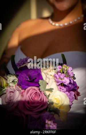 Mariée et son bouquet fraîchement préparé Banque D'Images