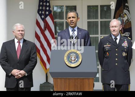 Bildnummer : 55412172 Datum : 30.05.2011 Copyright : imago/Xinhua (110530) -- WASHINGTON, 30 mai 2011 (Xinhua) -- le président américain Barack Obama (C) parle en tant que secrétaire à la Défense Robert Gates (L) et le chef d'état-major de l'armée, le général Martin Dempsey, écoutent lors d'un événement d'annonces du personnel du département de la Défense à la roseraie de la Maison Blanche à Washington D.C., capitole des États-Unis, le 30 mai 2010. Obama a nommé lundi Dempsey pour être le nouveau président des chefs d'état-major interarmées. (Xinhua/Zhang Jun) (ypf) États-Unis-WASHINGTON-PRÉSIDENT-JOINT CHIEFS OF STAFF-NOMINATION PUBLICATIONxNOTxIN Banque D'Images