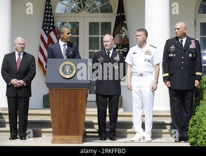 Bildnummer : 55412173 Datum : 30.05.2011 Copyright : imago/Xinhua (110530) -- WASHINGTON, 30 mai 2011 (Xinhua) -- le président américain Barack Obama (2e L) prend la parole en tant que secrétaire à la Défense Robert Gates, chef d'état-major général Martin Dempsey, amiral James Winnefeld, et le général d'armée Ray Odierno écoutent lors d'un événement d'annonces du personnel du Département de la Défense à la Rose Garden de la Maison Blanche à Washington D.C., capitole des États-Unis, le 30 mai 2010. Obama a nommé lundi Dempsey pour être le nouveau président des chefs d'état-major interarmées, Winnefeld pour être le nouveau vice-président de Banque D'Images