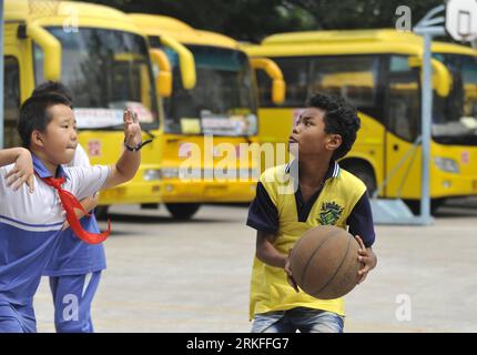 Bildnummer : 55414055 Datum : 31.05.2011 Copyright : imago/Xinhua (110531) -- GUANGZHOU, 31 mai 2011 (Xinhua) -- lu Danhua (à droite) joue au basket avec son ami à Guangzhou, capitale de la province du Guangdong du sud de la Chine, le 30 mai 2011. Avec la peau relativement foncée et les cheveux bouclés, le garçon de dix ans nommé lu Danhua a attiré l attention des gens pendant la 8e activité électorale du petit maire de Guangzhou. Lu Danhua, fils d'un père soudanais et d'une mère chinoise, dont le nom anglais est Abdoe A Mohammed, a participé à la campagne avec 500 000 autres jeunes étudiants à Guangzhou. Il a gagné tout le chemin Banque D'Images