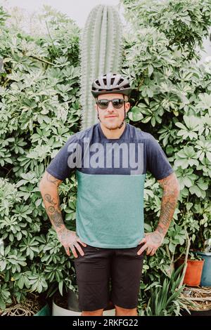 Portrait d'un homme cycliste avant un itinéraire d'aventure à Tenerife Banque D'Images