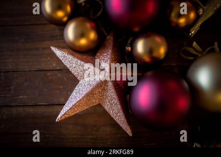 ornements de noël sur la table en bois sombre prise d'en haut Banque D'Images