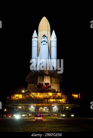 Bildnummer : 55419733 Datum : 01.06.2011 Copyright : imago/Xinhua (110601) - WASHINGTON D.C., 1 juin 2011 (Xinhua) -- la navette spatiale Atlantis (STS-135) est vue au sommet de la plate-forme de lancement mobile (MLP) lors de son voyage de High Bay 3 dans le bâtiment d'assemblage de véhicules à la plate-forme de lancement 39a pour son dernier vol, au Kennedy Space Center à Cape Canaveral, Floride, le 31 mai 2011. Shuttle Atlantis devrait être lancé le 8 juillet pour le dernier vol de la navette spatiale. (Xinhua/NASA/Bill Ingalls) (lyi) U.S.-CAPE CANAVERAL-ATLANTIS PUBLICATIONxNOTxINxCHN Gesellschaft Raumfähre Raumfahrt premiumd x0x xsk 2011 hoch Banque D'Images