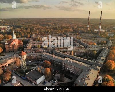 Vue aérienne de l'église d'Anne dans le district minier historique Nikiszowiec de Katowice, en Pologne Banque D'Images