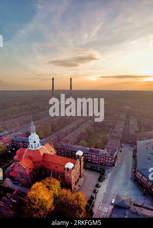 Vue aérienne de l'église d'Anne dans le district minier historique Nikiszowiec de Katowice, en Pologne Banque D'Images