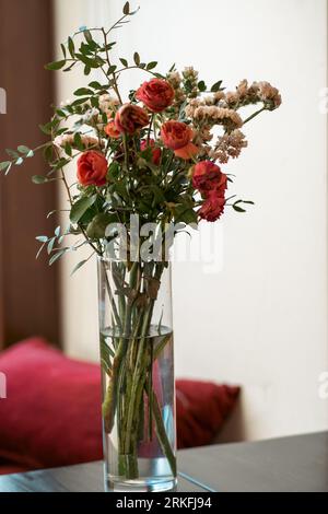 Bouquet de fleurs sur la table Banque D'Images